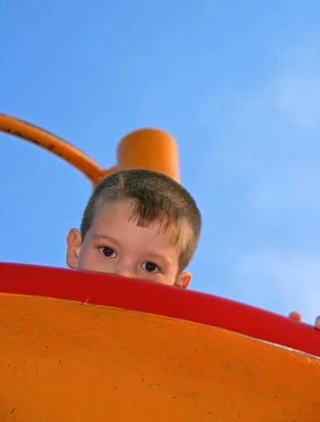 Imagen Colorida Contrastante Con Niño Pequeño Que Esconde Mientras Juega —  Fotos de Stock