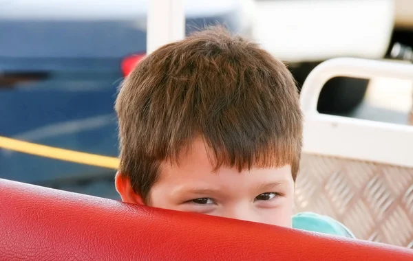 Weinig Gelukkige Jongen Spelen Verstoppertje Sightseeing Trein Stoelen — Stockfoto