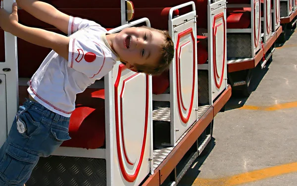 Pequeño Niño Feliz Jugando Colgando Lado Del Tren Turístico —  Fotos de Stock