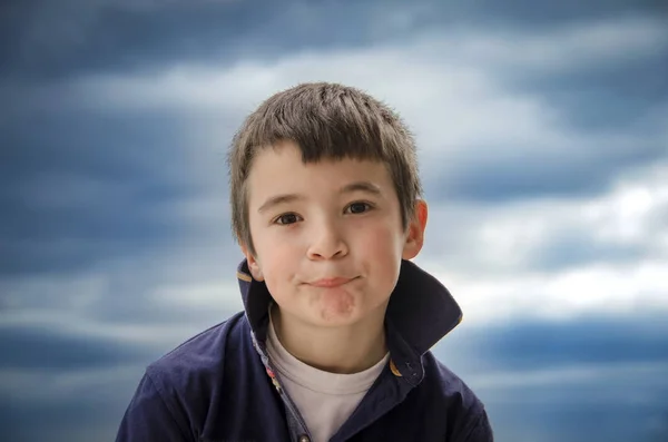 Little Boy está de pie delante de la cámara . — Foto de Stock