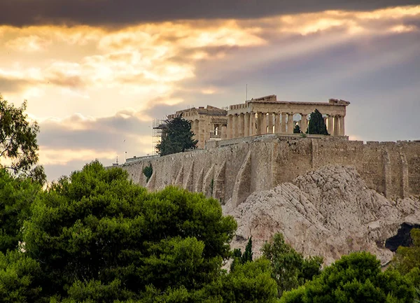 Templo de Partenón en la colina de la Acrópolis en Atenas, Grecia . — Foto de Stock