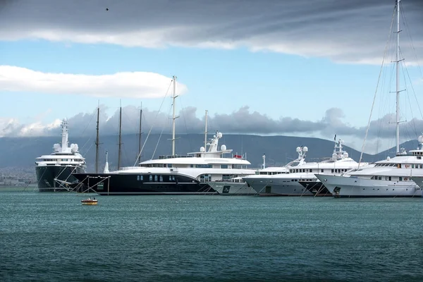 Bateaux à moteur et yachts de luxe sur le quai . — Photo