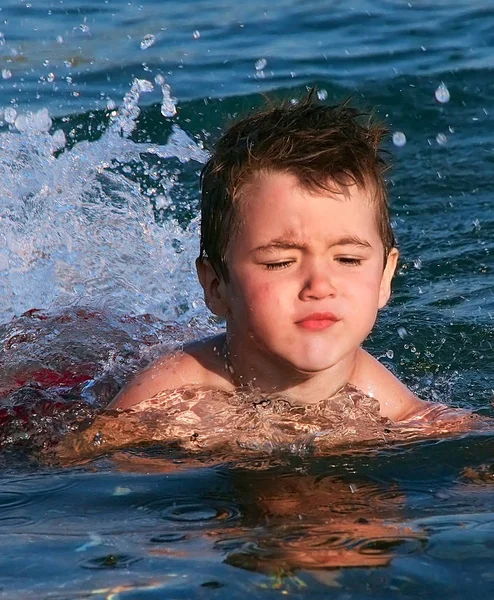 Niño Tratando Nadar Por Primera Vez Durante Las Vacaciones Verano — Foto de Stock