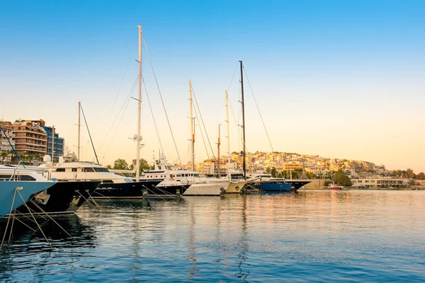 Voile et yachts à moteur de luxe dans la marina de Zeas . — Photo