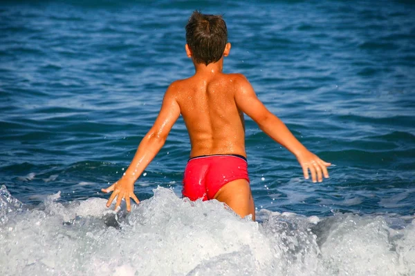 เด็กน้อยถูกแดดเผา สนุกกับวันหยุดฤดูร้อนของเขาในทะเล — ภาพถ่ายสต็อก