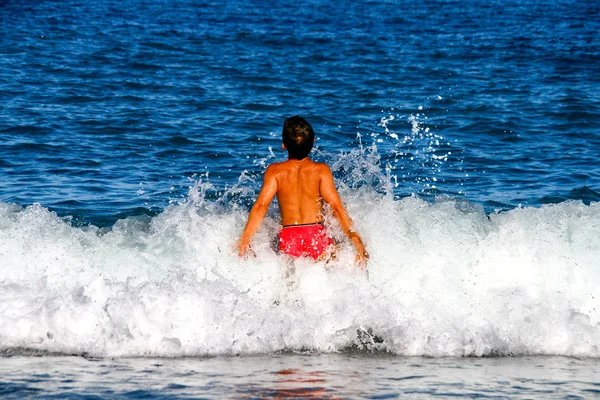 Little sunburnt boy enjoy his Summer vacation in the sea — Stock Photo, Image