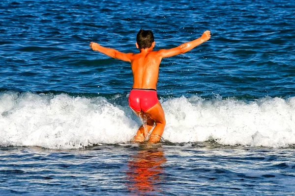 Pequeño niño quemado por el sol disfrutar de sus vacaciones de verano en el mar, swimmi —  Fotos de Stock