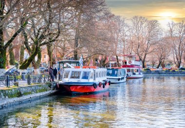Sunset bulvarında göl Pamvotis. Yunanistan