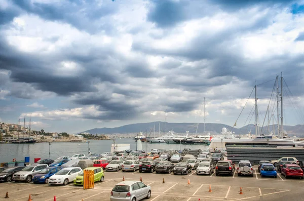 Parkoviště oblast kolem marina Zeas v přístavu Pireus. Řecko — Stock fotografie