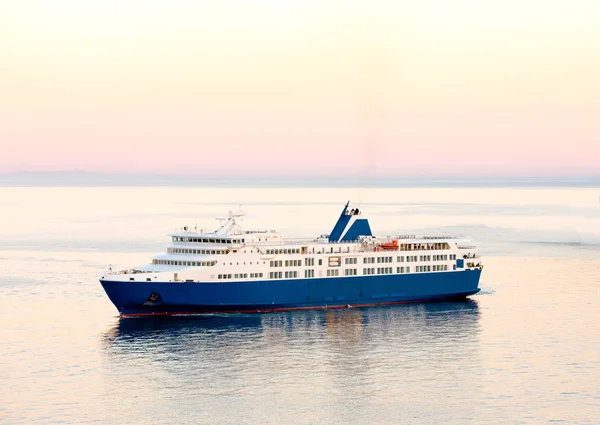 Pôr do sol e barco de balsa branco azul em ilhas gregas — Fotografia de Stock