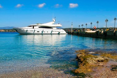 Lüks Spetses iskelede beyaz hızlı motor gemi geldi 