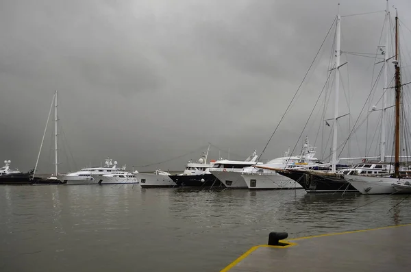 Yağmurlu Bir Gün Üst Üste Zeas Pire Port Marina Yatlar — Stok fotoğraf
