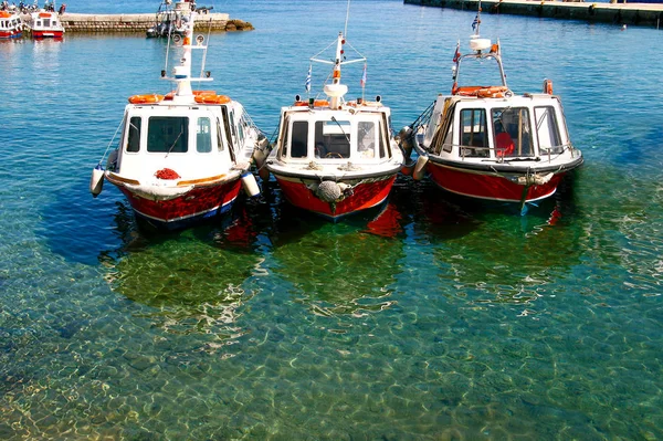 Kapal motor merah kecil di pulau Spetses, Yunani . — Stok Foto