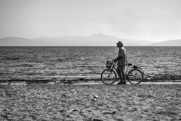 Rafina Yunanistan Sepember 2017 Bisiklet Yalnız Rafina Kum Plajı Üzerinde — Stok fotoğraf