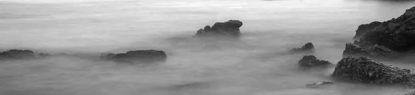 Paysage Marin Panoramique Eau Roulant Sur Les Rochers Brume Littoral — Photo