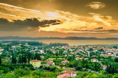 Günbatımı Pagasitikos Körfez Köyü üzerinden. Yunanistan