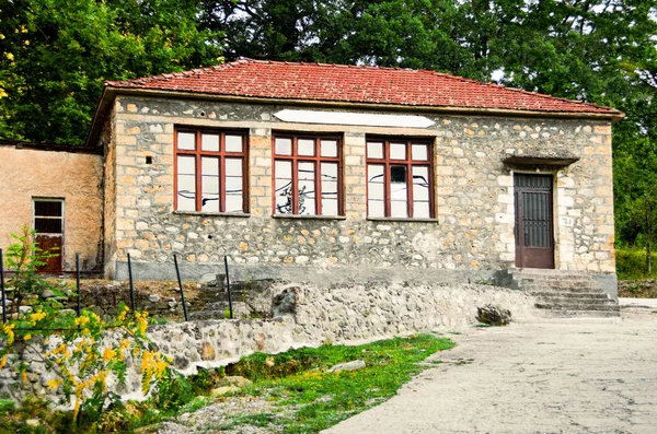 The old made of stone School in Zarouhla village — Stock Photo, Image