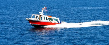 Küçük kırmızı tekne hız arasında Akdeniz