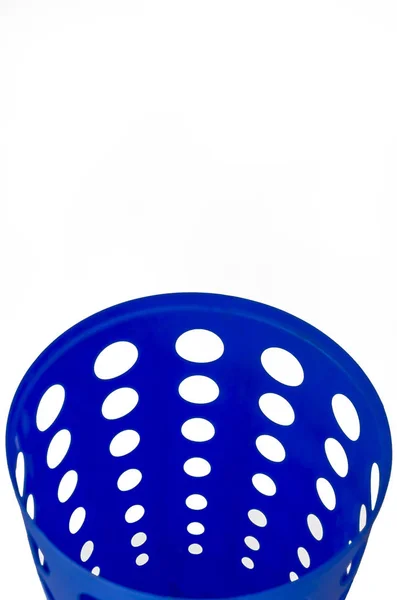 Αδειάστε μπλε Moderrn πλαστικός κάδος με τρύπες — Φωτογραφία Αρχείου