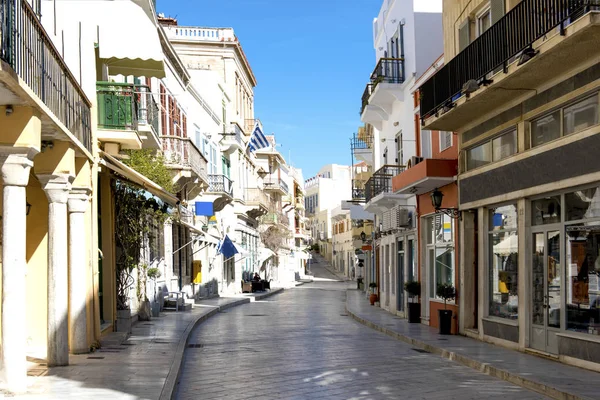 Dar taş sokak ve bina Siros Island. Yunanistan.