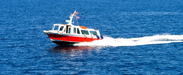 Маленький червоний човен прискорення через Середземного моря — стокове фото