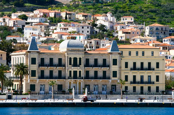 Widoku budynków na wyspie Spetses, znajdujących się w Grecji — Zdjęcie stockowe
