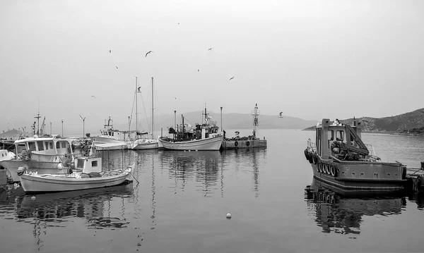 Bir Yunan Küçük Limanındaki Balıkçı Tekneleri Pachi Kış Yansımaları Ile — Stok fotoğraf