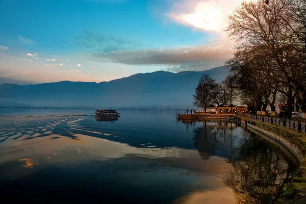 Západ slunce nad město Ioannina a jezero Pamvotis. — Stock fotografie