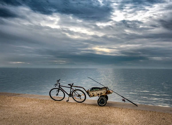 Fisherman's bisiklet römork ile seafront bir dramaticsky altında
