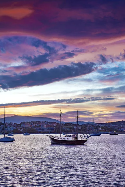 Bateaux dans la baie de porto rafti sous un paysage nuageux au coucher du soleil — Photo