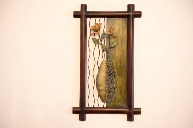 Çiçekli vazo. Metal ve ahşap duvar sanat yaratma.