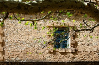taş duvar üstünde pencere 