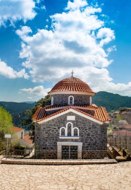 Küçük kilise ve dağ köyü görünümünü Baltessiniko adlı