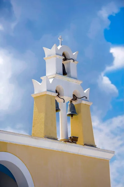 Traditionell vit-gul klocktorn mot mulen himmel — Stockfoto