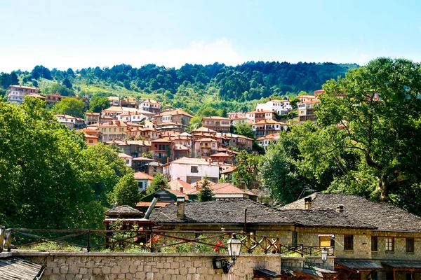 Vista da aldeia de Metovo. localizado no Epiro na montanha Pindos . — Fotografia de Stock
