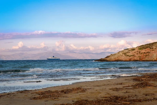 ラフィーナの港を残して大きな青白フェリー船 — ストック写真