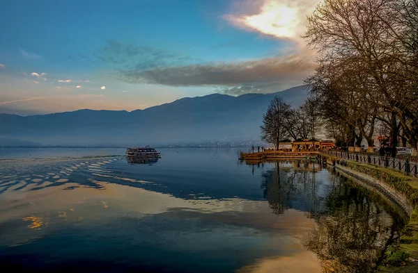 Günbatımı Yanya şehir ve göl Pamvotis.