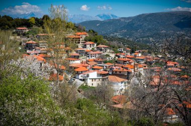 Dağ köyü görünümünü Valtessiniko Bahar adlı. Yunanistan