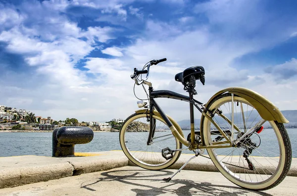 Vintage stil cykel står på piren i marina Zeas — Stockfoto