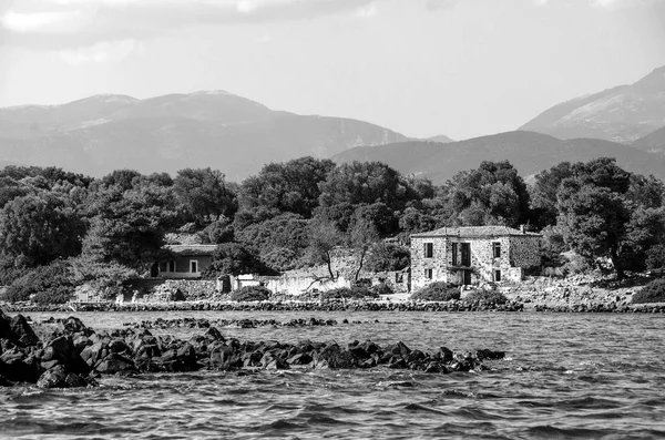 Antiguas casas de piedra abandonadas en una pequeña isla griega —  Fotos de Stock