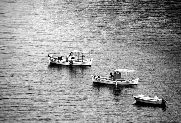 Sopra Vista Tre Piccole Barche Pesca Fila Monocromatico Foto — Foto Stock