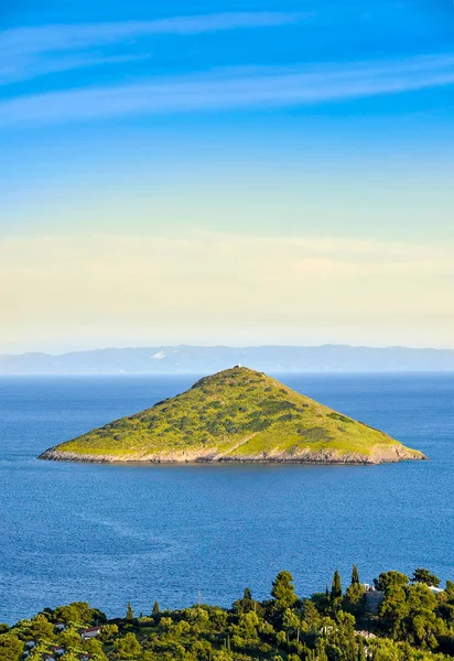 Un des milliers de petites îles grecques inhabitées de la mer Égée — Photo