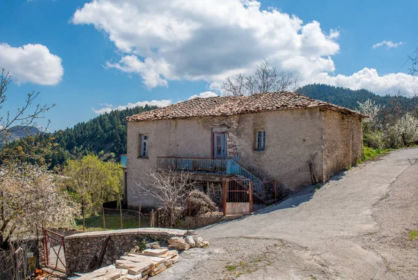 Vecchia casa in pietra tradizionale abbandonata sul villaggio di montagna, Grecia — Foto Stock