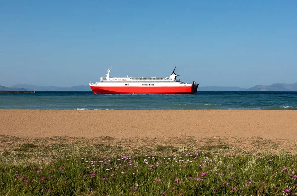 Red ferryboat and beach in Rafina, Greece. — Stock Photo, Image