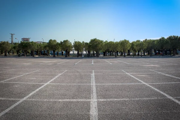 Boş araç park alanı şehirde Rafina, Yunanistan