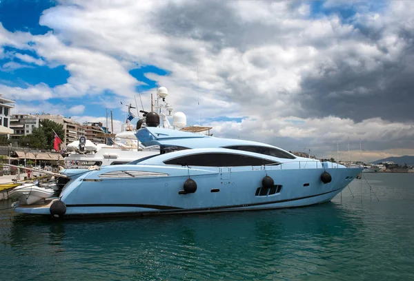 Luxurious motor boat at marina of Zeas in Piraeus city, Greece — Stock Photo, Image