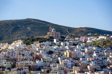 Panoramik Ortodoks Kilisesi ile Syros şehrin üstünde belgili tanımlık tepe tepe. Cyclades Adaları, Yunanistan.