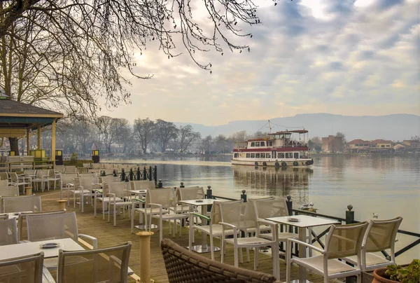 Göl Pamvotis görüntüleyin. Bir nehir mavna göle küçük ada halkına trasfer gemi. Yanya şehir, Yunanistan. Vintage işlenmiş bak