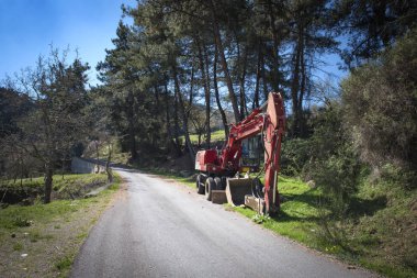 Kırsal kesimde inşaat yol kamyon Park.