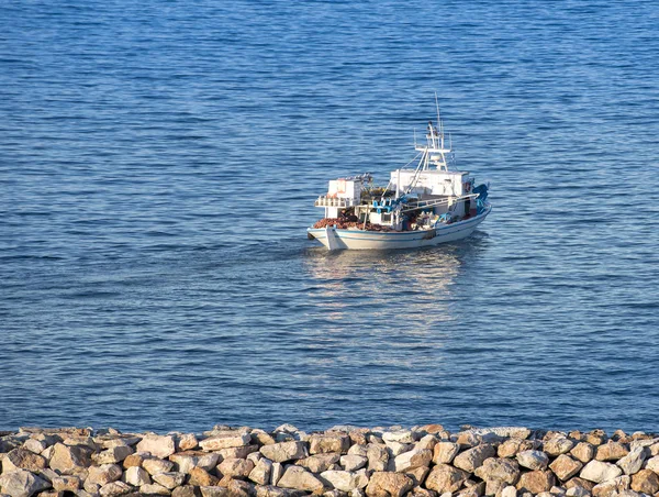 Kleines Traditionelles Hölzernes Fischermotorboot Das Aus Einem Kleinen Yachthafen Rafina — Stockfoto